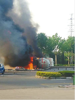 22��17:10��309����������˫ɽ���·��һҺ�����޳�й©������ѹ�ͼ